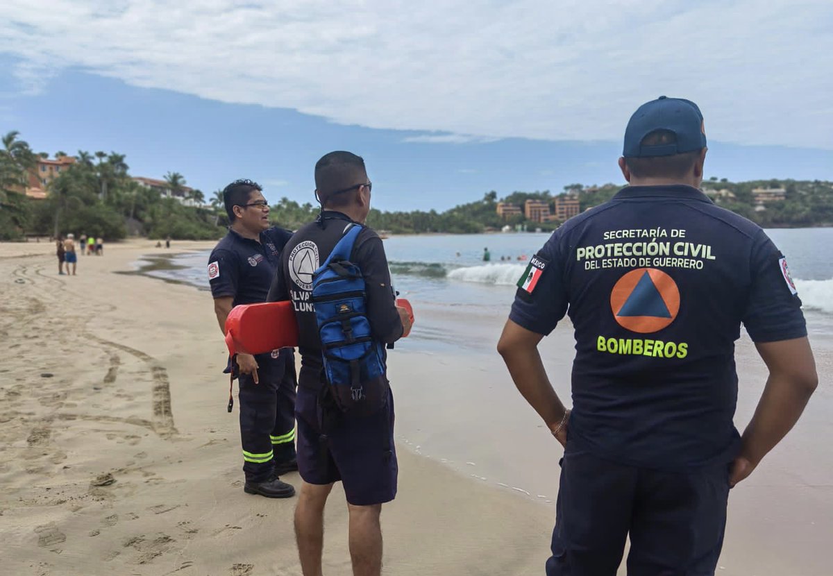 EvelynSalgadoP's tweet image. Ante el pronóstico de un nuevo evento de mar de fondo en las costas de #Guerrero y dentro del Operativo Vacacional de Verano 2023, salvavidas de la @PC_Guerrero y de la @PromotoraPlayas, vigilan la franja de arena y cuidan a los bañistas. Por unas vacaciones seguras, es muy