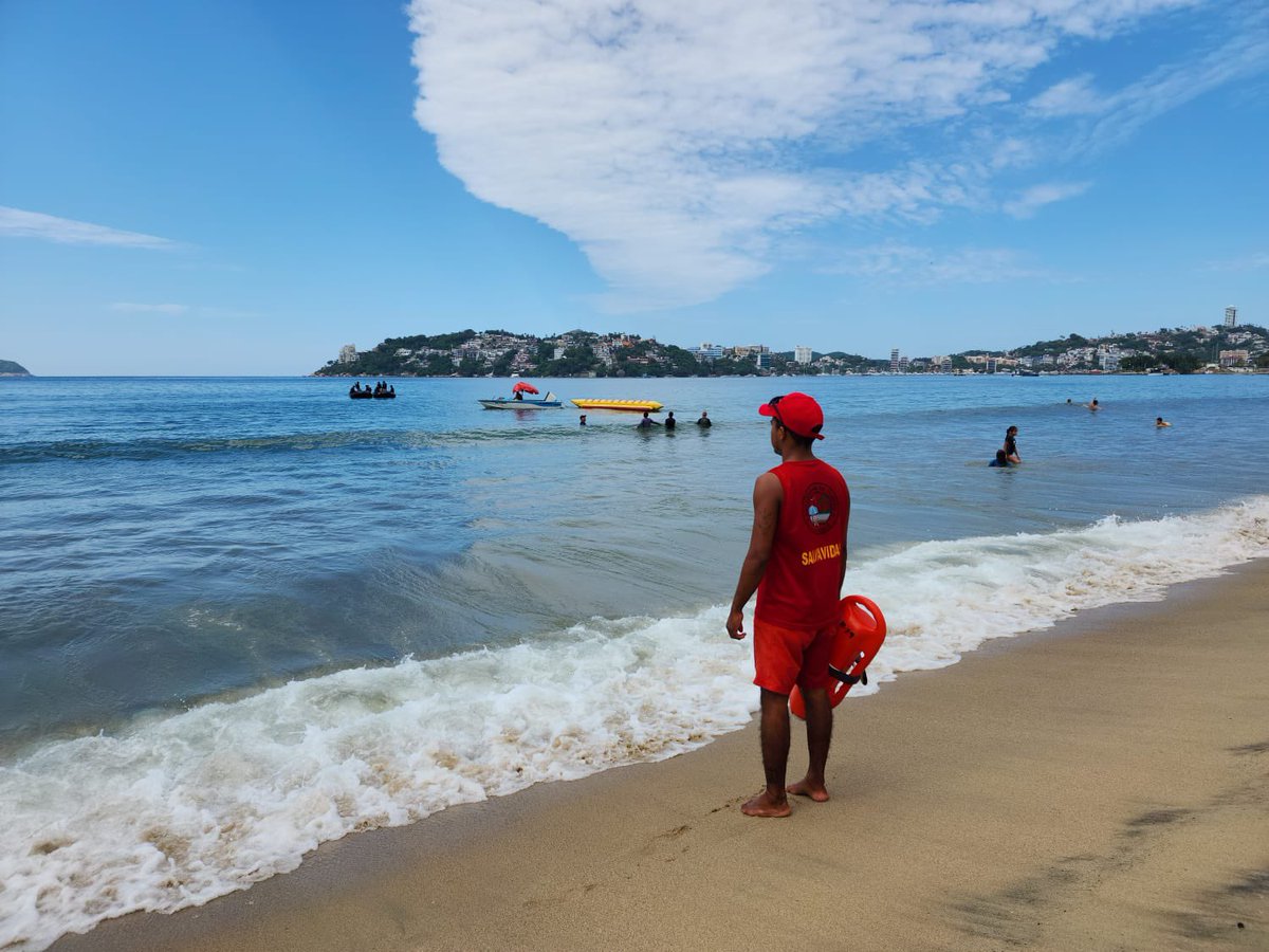 EvelynSalgadoP's tweet image. Ante el pronóstico de un nuevo evento de mar de fondo en las costas de #Guerrero y dentro del Operativo Vacacional de Verano 2023, salvavidas de la @PC_Guerrero y de la @PromotoraPlayas, vigilan la franja de arena y cuidan a los bañistas. Por unas vacaciones seguras, es muy
