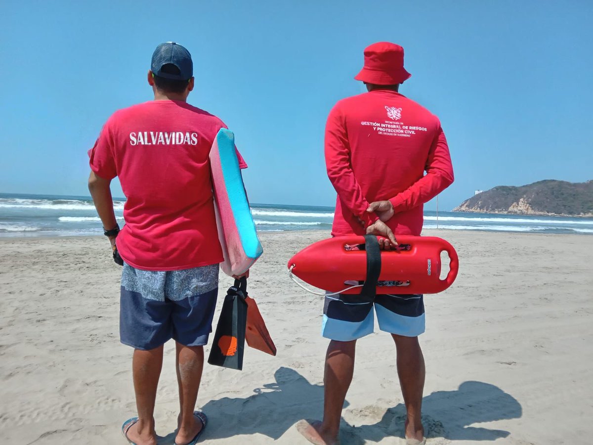 EvelynSalgadoP's tweet image. Ante el pronóstico de un nuevo evento de mar de fondo en las costas de #Guerrero y dentro del Operativo Vacacional de Verano 2023, salvavidas de la @PC_Guerrero y de la @PromotoraPlayas, vigilan la franja de arena y cuidan a los bañistas. Por unas vacaciones seguras, es muy