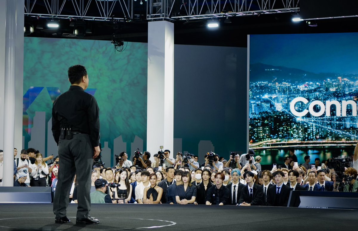 One for the books. <a href="/SamsungKorea/">Samsung Korea 삼성전자</a> #SamsungUnpacked 

 <a href="/Stray_Kids/">Stray Kids</a> <a href="/JYPETWICE/">TWICE</a> <a href="/IVEstarship/">IVE OFFICIAL</a> #Jeongyeon #Straykids #Wonyoung #IVE #SydneySweeney