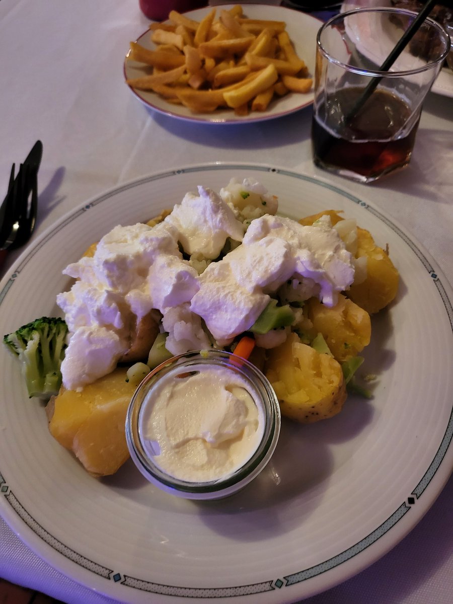 Steve's Bar 'n Grill in #Hanau
#bbqribs #coleslaw #potatoe with #sourcream & #vegetables
#HafenHanau #Geheimtipp #AmericanDiner #JackCoke #rootbeer #No1intown