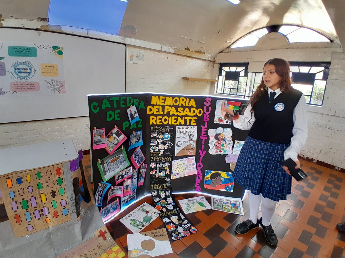 TamaraPaolAH's tweet image. Hoy desde el colegio Confederación Brisas del Diamante y en el marco del #EncuentroJER2023 estuvimos reconociendo 6 iniciativas de Justicia Escolar Restaurativa en CiudadBolívar. Gran trabajo de esta comunidad educativa.#RedesPaz @Deidamiapiensa @Educacionbogota