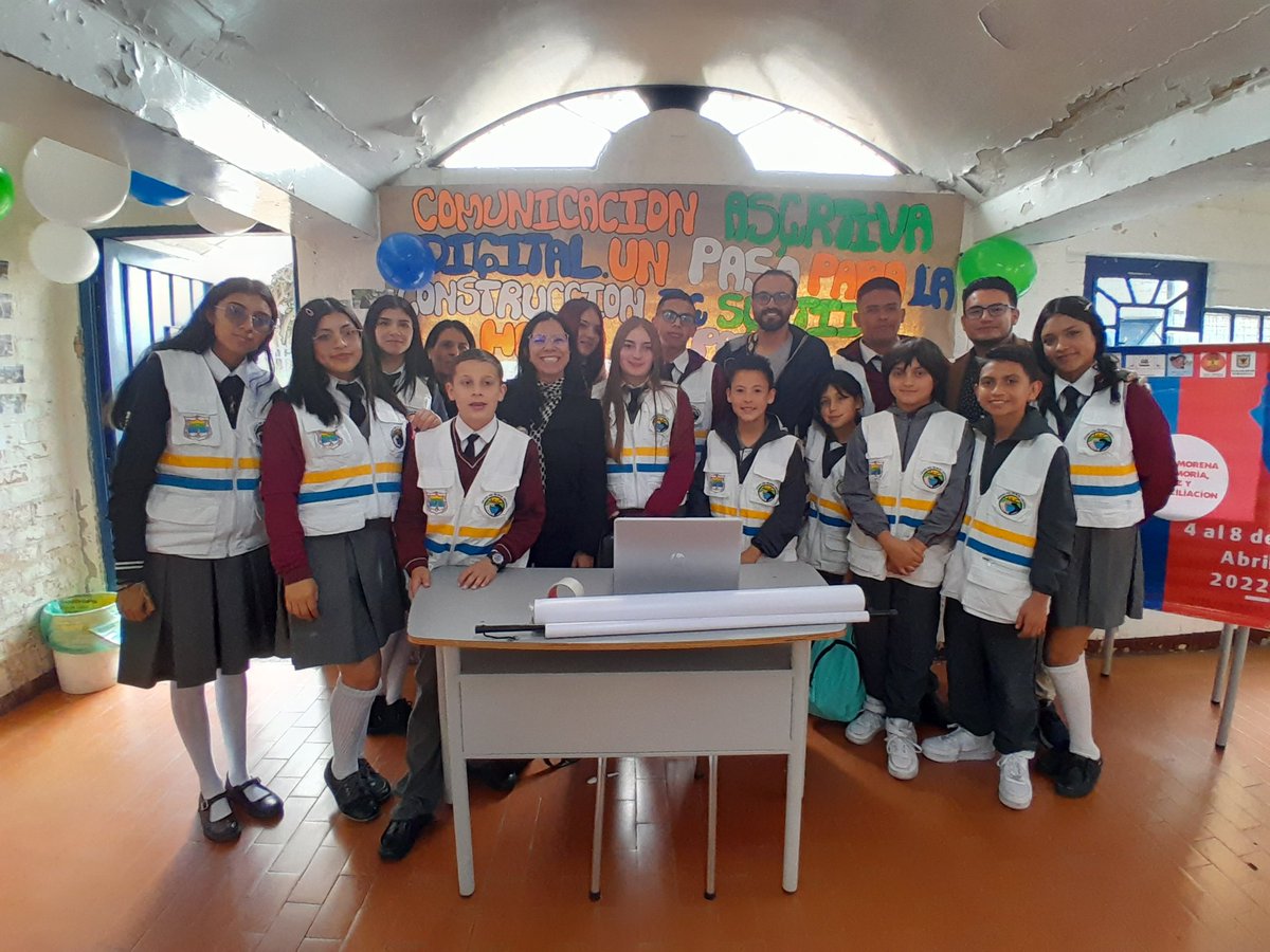 TamaraPaolAH's tweet image. Hoy desde el colegio Confederación Brisas del Diamante y en el marco del #EncuentroJER2023 estuvimos reconociendo 6 iniciativas de Justicia Escolar Restaurativa en CiudadBolívar. Gran trabajo de esta comunidad educativa.#RedesPaz @Deidamiapiensa @Educacionbogota