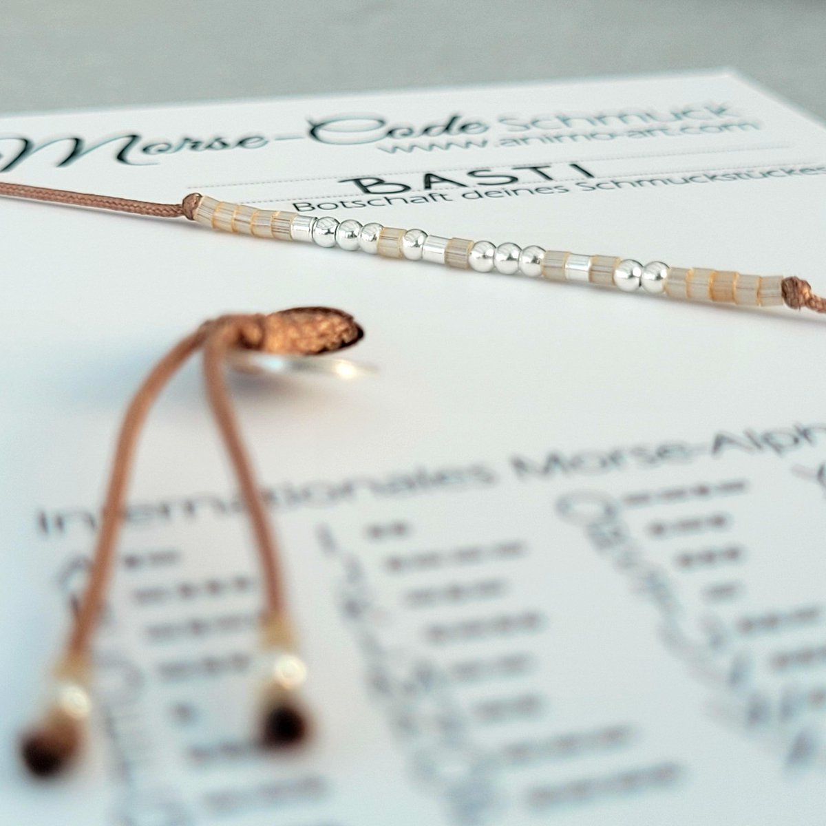 animoART's tweet image. Morse-Code Armband mit Name, Textilarmband LADYLIKE oder UNISEX 
Morse-Code Armband
Gestalte dein individuelles Armband aus diesen 6 Variablen:
- Verschluss-Art
- Edelmetall-Farbe
- Zwischenperlen
- Bandfarbe
- Größe
- Morse-Code-Botschaft

«« DAS MORSE-CODE ARMBAND m...