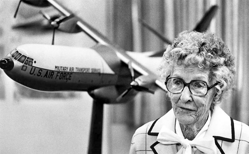 laplphotos's tweet image. [1981] Neta Snook Southern, former pilot and Amelia Earhart's flight instructor, reminisces about her aerial feats during a visit to Santa Monica's Douglas Museum. (Ken Papaleo - Herald Examiner Collection) tessa2.lapl.org/digital/collec…