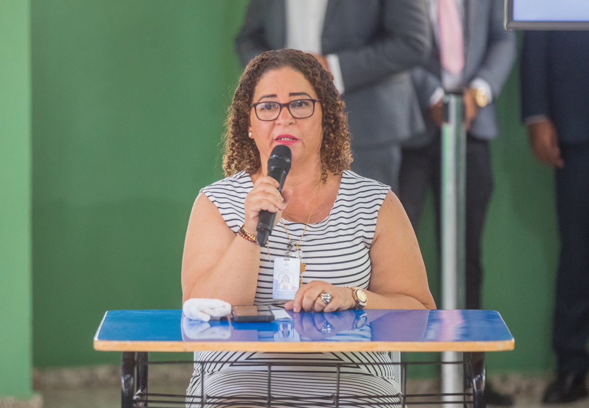 PresidenciaRD's tweet photo. Hoy, el Pdte. @LuisAbinader anunció el "Bono a Mil", una iniciativa de @EducacionRDo que beneficiará a padres y tutores con un aporte de RD 1,000 por estudiante, para que puedan completar lo que les falte y garantizar su regreso a clases.🎒

👧🏽Impactará a 1,800,000 niños. https://t.co/RKmZyCIy1p