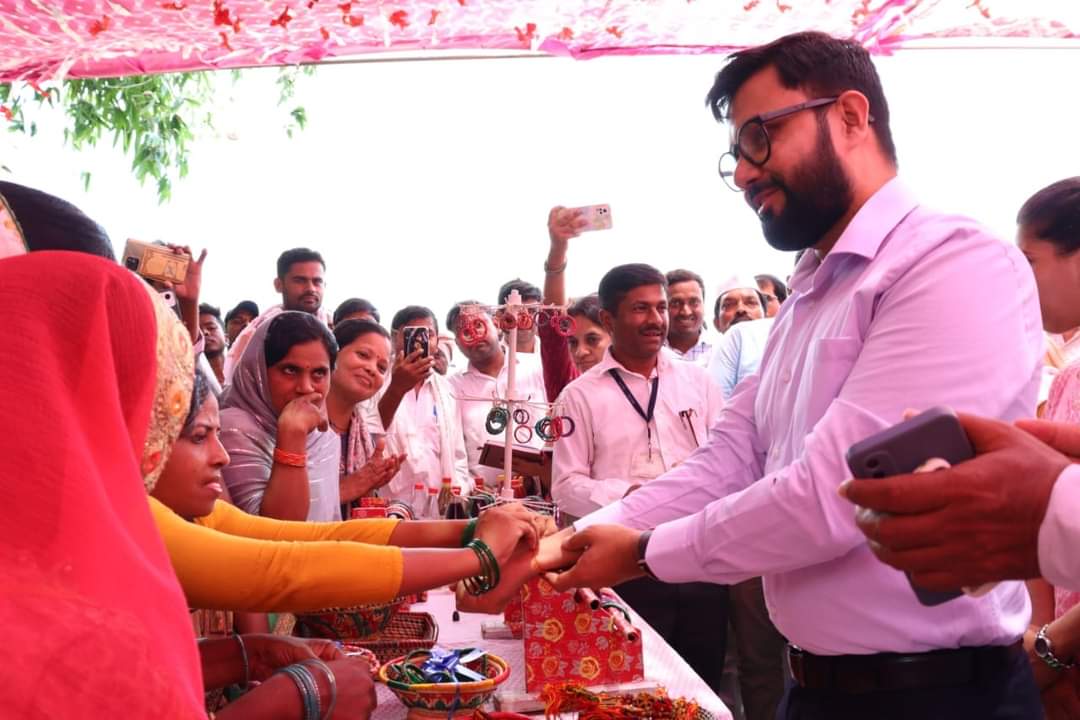 BiharRDD's tweet photo. CEO @brlps_jeevika cum MD @JJHMBihar,  @LSBA_Bihar,Commissioner MGNREGA Sh.Rahul Kumar  inspected ongoing schemes  of @BiharRDD at Saran district.  
@Saran_dm
#BiharRuralDevelopmentDept https://t.co/e4ayGh2ssp
