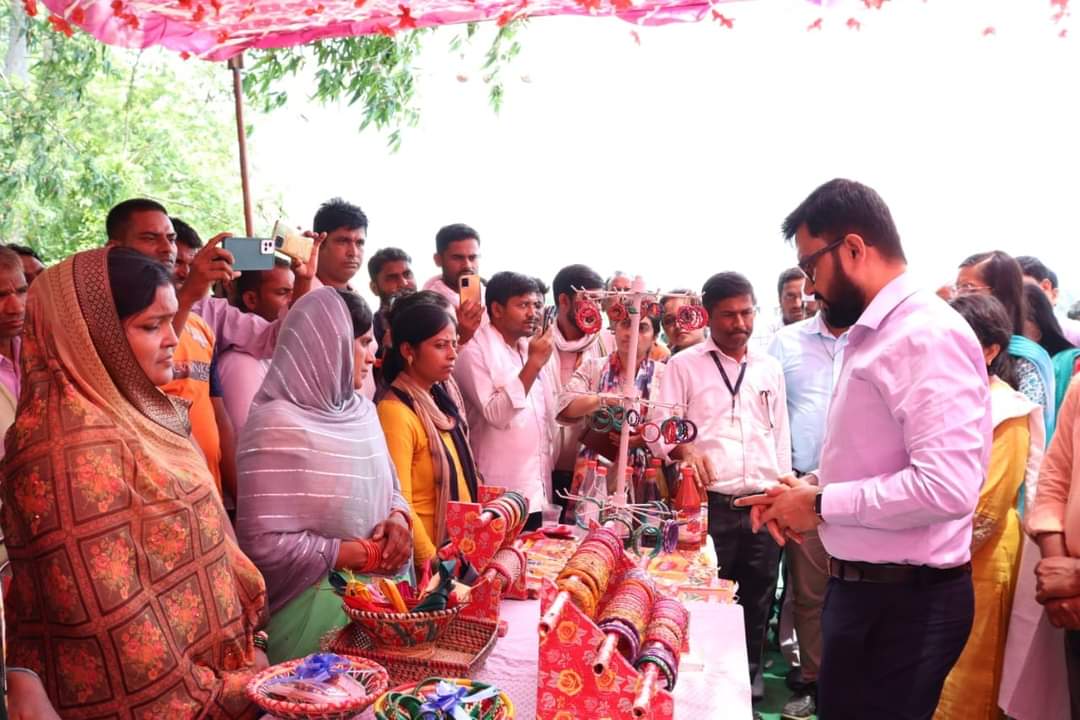 BiharRDD's tweet photo. CEO @brlps_jeevika cum MD @JJHMBihar,  @LSBA_Bihar,Commissioner MGNREGA Sh.Rahul Kumar  inspected ongoing schemes  of @BiharRDD at Saran district.  
@Saran_dm
#BiharRuralDevelopmentDept https://t.co/e4ayGh2ssp