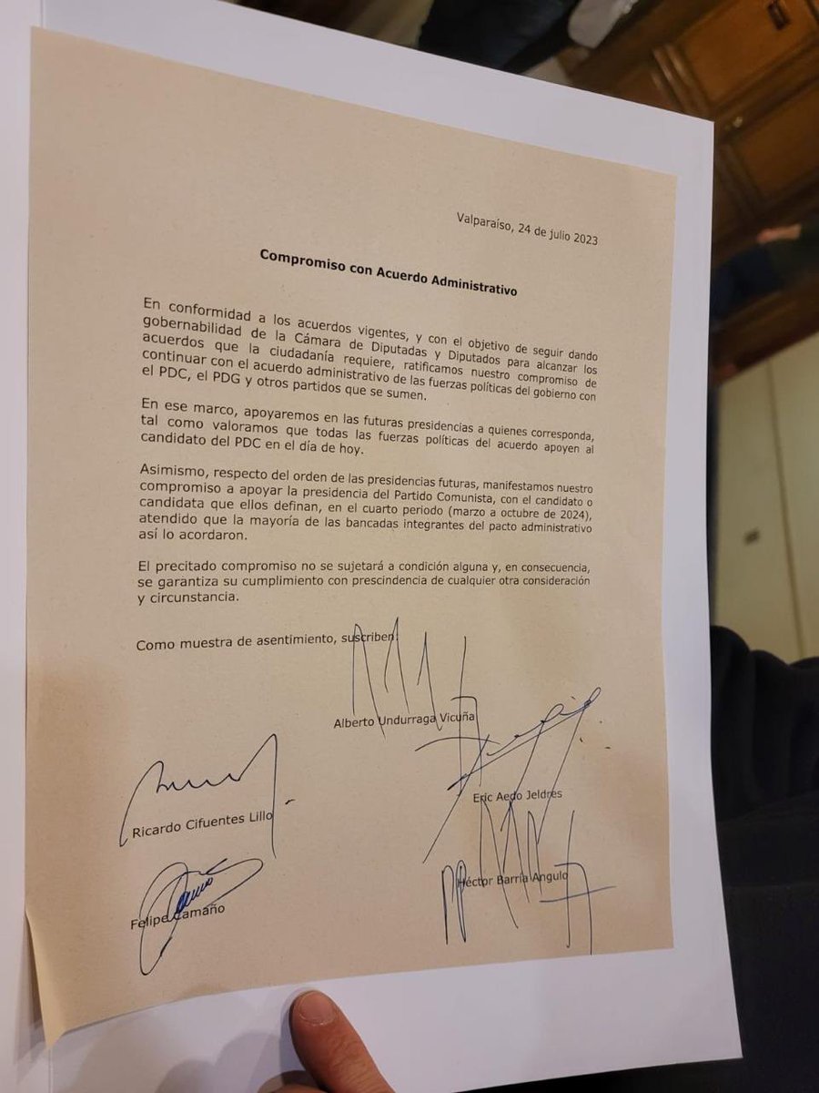 🆘Aquí está el precio que pagó la DC  por la Presidencia de la Cámara🆘 . Se vendieron a futuro al PC “sin condiciones y prescindiendo de cualquier otra consideración y circunstancia ”. Así sea que vuelvan a quemar Chile. Que asqueroso 🤮