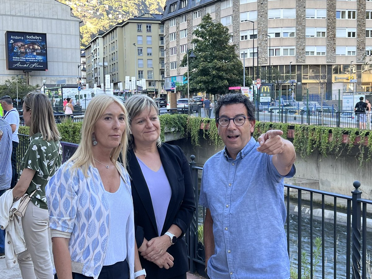 ConsellGeneral's tweet photo. La Subsíndica General, juntament amb altres Consellers Generals, ha gaudit avui de l'exposició a l'aire lliure 'Estereotips' al Pont de Prat de la Creu. Organitzada per l’@InstitutDones, aquesta mostra dona veu a les nostres fotògrafes i fotògrafs locals. #ArtLocal #Estereotips https://t.co/1rWyoLHbJr