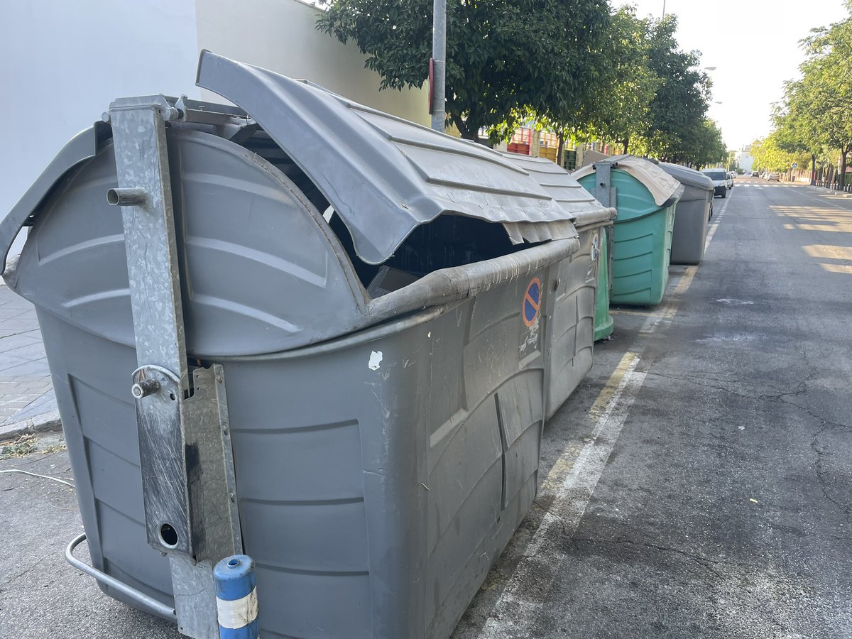 Lamentable el estado de los contenedores en C/Amsterdam (Bermejales). Olores, manchas en el suelo, contenedores destrozados. Muchas veces el civismo brilla por su ausencia pero el estado de los contenedores no ayuda. 

<a href="/bermejales2000/">AVV Bermejales 2000</a> <a href="/Ayto_Sevilla/">Ayuntamiento de Sevilla</a> <a href="/LipasamSevilla/">Lipasam</a> <a href="/jlsanzalcalde/">José Luis Sanz</a>