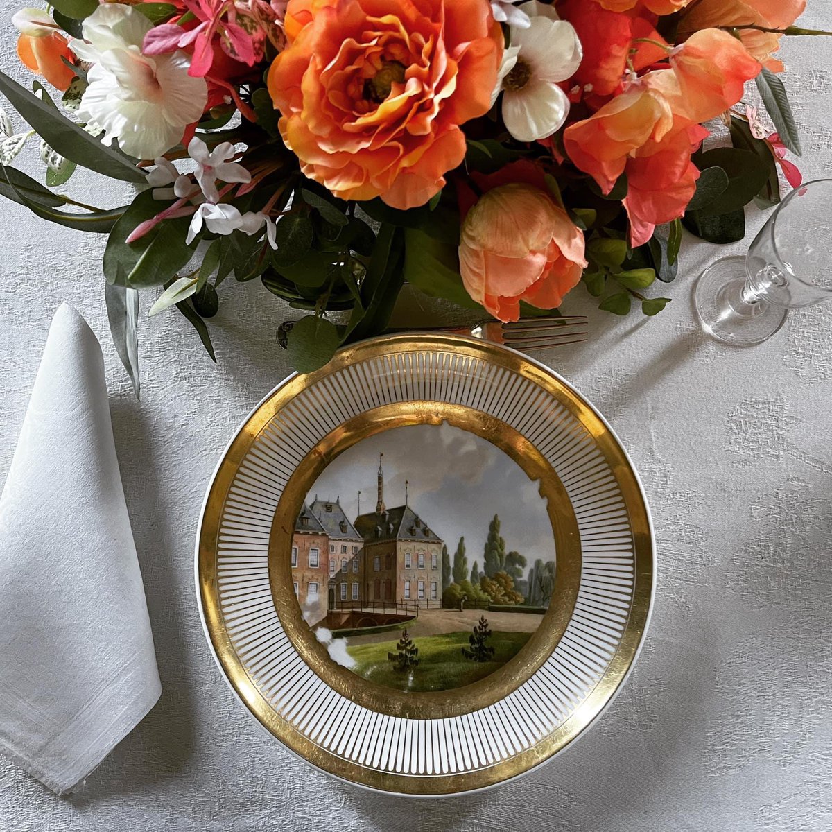 Duivenvoorde en Oranje 🍊

Bezoek de tentoonstelling Franje en Oranje en bekijk onder andere dit bijzondere dessertservies van koning Willem I uit 1820. Maak daarna een wandeling en sluit de dag af bij de Hof van Duivenvoorde ☕️

Tickets via 👉 ticketteam.kasteelduivenvoorde.nl/rondleidingen/…