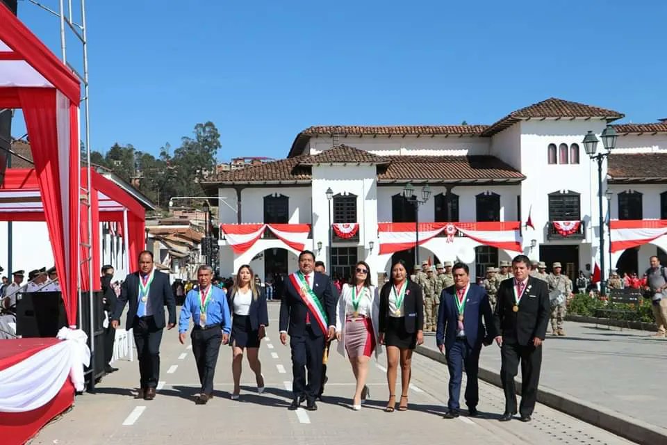 GoreAmazonas's tweet photo. 🔵En un emotivo discurso por motivo de los 202 aniversario de fiestas patrias, el gobernador Gilmer Horna Corrales destacó los significativos avances y anuncios clave de su gestión en beneficio de los ciudadanos amazonenses.
#NuestroDeberEsServir https://t.co/3f324Djd0B