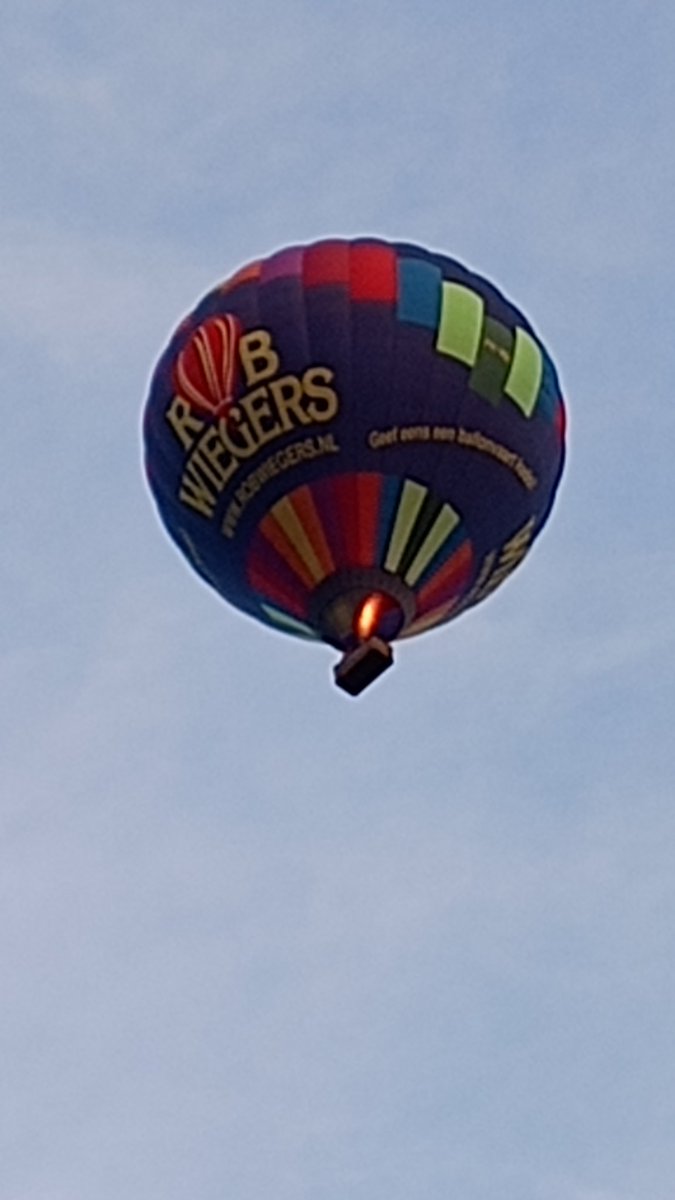 MarkLoor's tweet photo. Nu net boven Nieuwegein:
Wij zaten als idioten te zwaaien....zouden ze het gezien hebben? 

@robwiegers (hopelijk de juiste 😆) https://t.co/nitpxit5Wx