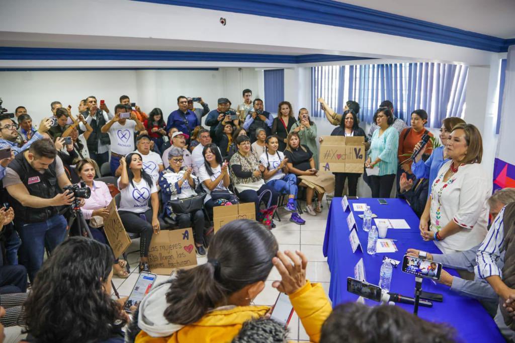 XochitlGalvez's tweet photo. Un llamado a la serenidad no es genuino si todos los días se provoca violencia con la palabra.

Se debe predicar con el ejemplo. Por eso, yo sigo en lo mío: escuchando y dialogando; hablando de amor y no de odio.

Hoy los saludo muy contenta desde mi tierra, #Hidalgo.

#XóchitlVa https://t.co/rtUNdhyFqR