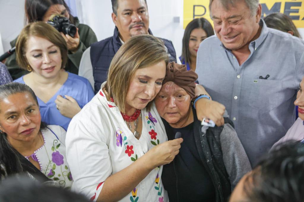 XochitlGalvez's tweet photo. Un llamado a la serenidad no es genuino si todos los días se provoca violencia con la palabra.

Se debe predicar con el ejemplo. Por eso, yo sigo en lo mío: escuchando y dialogando; hablando de amor y no de odio.

Hoy los saludo muy contenta desde mi tierra, #Hidalgo.

#XóchitlVa https://t.co/rtUNdhyFqR