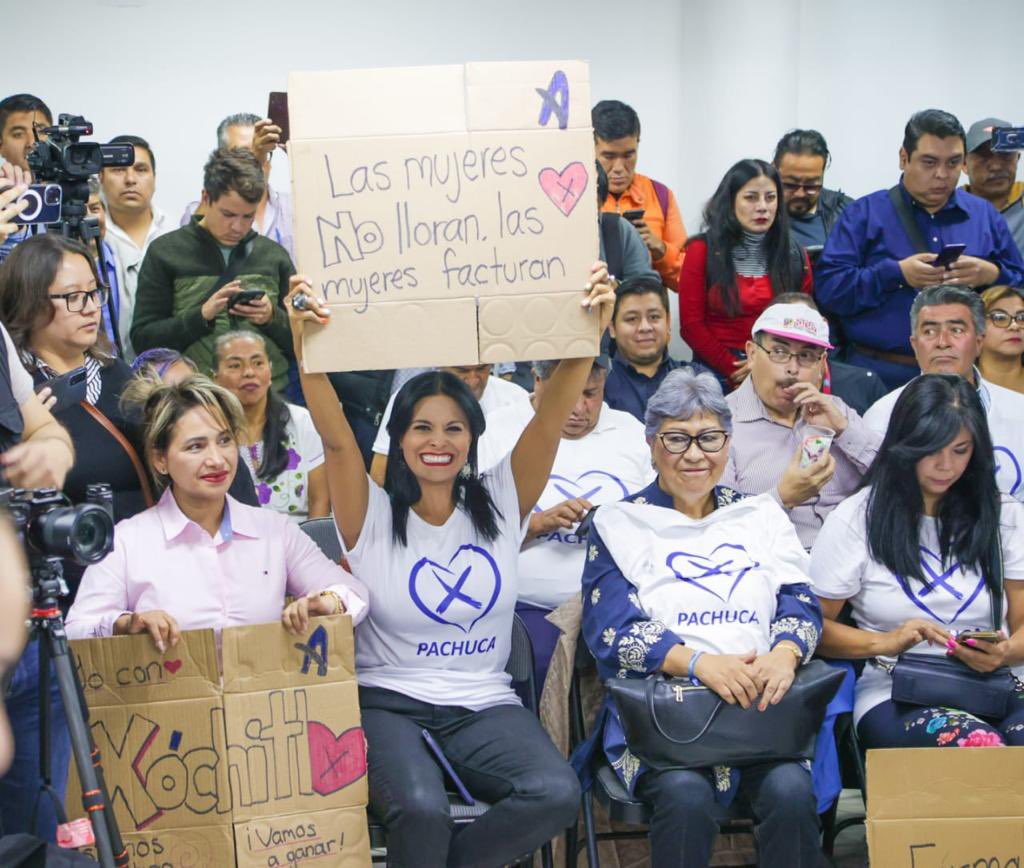 XochitlGalvez's tweet photo. Un llamado a la serenidad no es genuino si todos los días se provoca violencia con la palabra.

Se debe predicar con el ejemplo. Por eso, yo sigo en lo mío: escuchando y dialogando; hablando de amor y no de odio.

Hoy los saludo muy contenta desde mi tierra, #Hidalgo.

#XóchitlVa https://t.co/rtUNdhyFqR