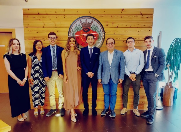 En <a href="/ica_leon/">ICA de Leon</a> damos la bienvenida a la nueva Junta Directiva de <a href="/AAJLeon/">AAbogadosJovenesLeón</a>, presidida por Alfonso García Serrano que hoy ha tomado posesión de sus cargos. 
Les deseamos mucho éxito en la defensa de la abogacía joven, invitándoles a participar activamente en la vida colegial.