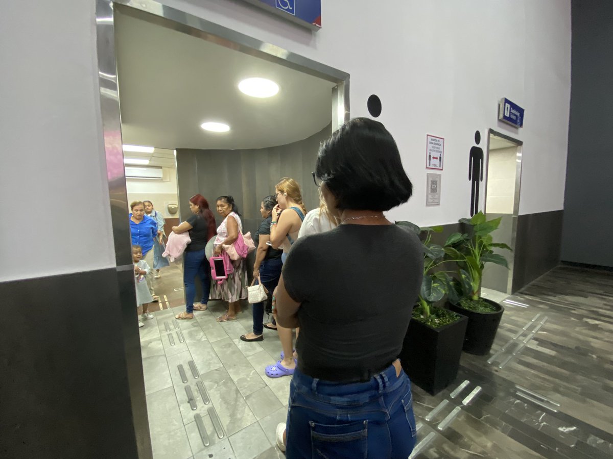 Dedicado al ingeniero/arquitecto que al diseñar el aeropuerto de Monterrey decidió poner el mismo número de lugares en los baños de hombres y mujeres #UX #sentidocomun