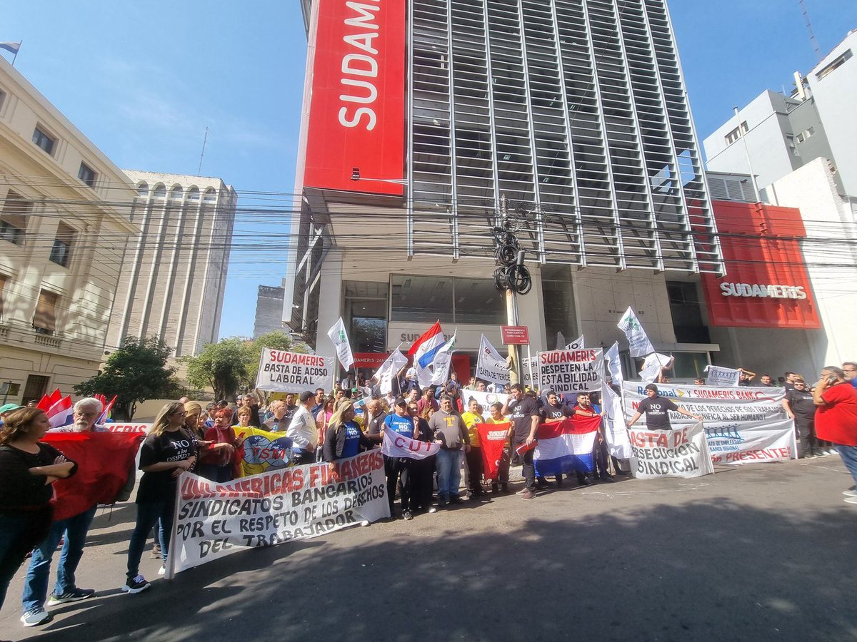 sebaalvareza's tweet photo. 🚶‍♀️🚶‍♂️🗣 Lo anunciado ayer.

El día en que Jerónimo Nasser pasó a ser recordado como el que logró revivir las manifestaciones de los empleados bancarios.

¿Y el Ministerio de Trabajo? 
Bien gracias. https://t.co/LCrAyz4QkO