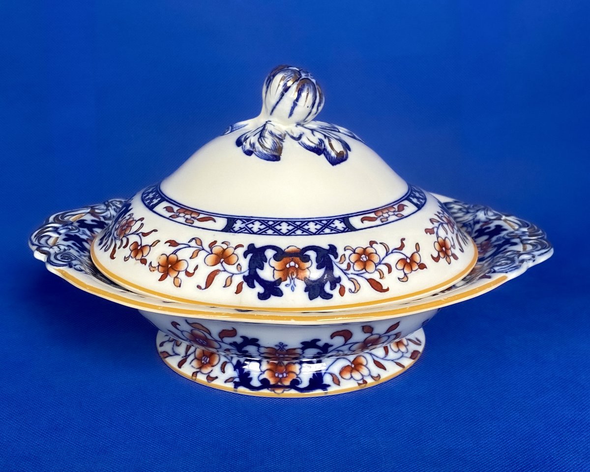 This lovely Mintons Imari lidded tureen, or vegetable dish, has a nod to early Art Deco design with the golden yellow rims. Floral patterns in blue and orange, early 20th century 💙🧡
etsy.me/3q2P76J 
#vintageshowandsell #Mintons #tureen #vintagetableware