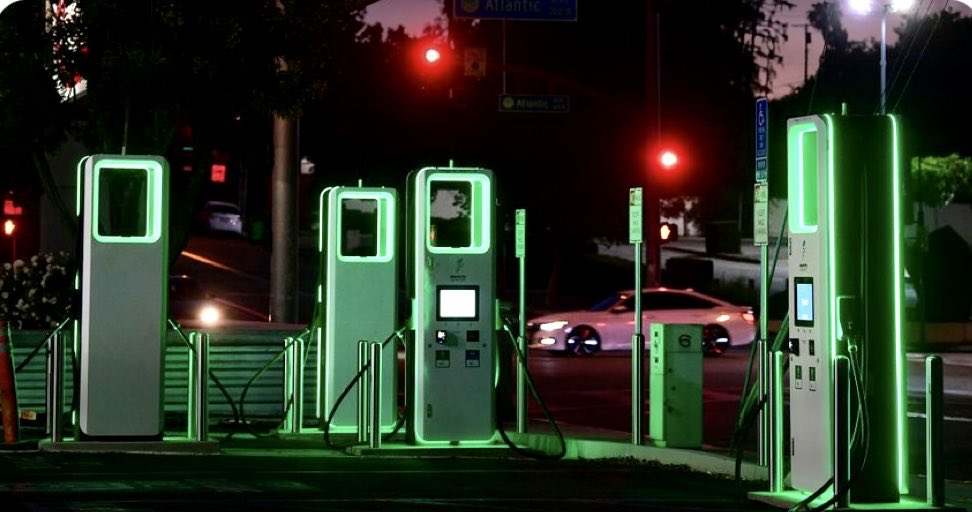 enilev's tweet image. Major #automakers unite to build #electricvehicle #charging #network they say will rival #Tesla’s
By @NBCNews 

👉nbcnews.com/tech/tech-news… #EVs #SDGs #Cars #Transportation #Travel 

@JimHarris @Khulood_Almani @EvanKirstel @jblefevre60 @JohnNosta @SpirosMargaris @mvollmer1