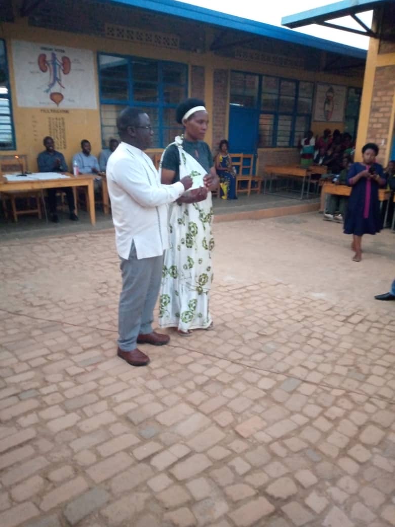 NMurunda's tweet photo. #Murunda  Governor wa @RwandaWest  na Mayor wa @RutsiroDistrict basuye umurenge wa Murunda Aho bahembye Mudugudu wa Karambo village wabaye indashyikirwa anaganira n'abaturage bagize uyu Murenge @RwandaLocalGov @MiniYouthRwanda @RutsiroDistrict @NycRutsiro https://t.co/Ox2e61uYFy