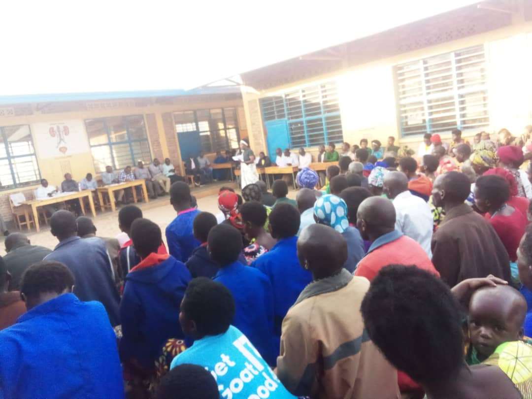 NMurunda's tweet photo. #Murunda  Governor wa @RwandaWest  na Mayor wa @RutsiroDistrict basuye umurenge wa Murunda Aho bahembye Mudugudu wa Karambo village wabaye indashyikirwa anaganira n'abaturage bagize uyu Murenge @RwandaLocalGov @MiniYouthRwanda @RutsiroDistrict @NycRutsiro https://t.co/Ox2e61uYFy
