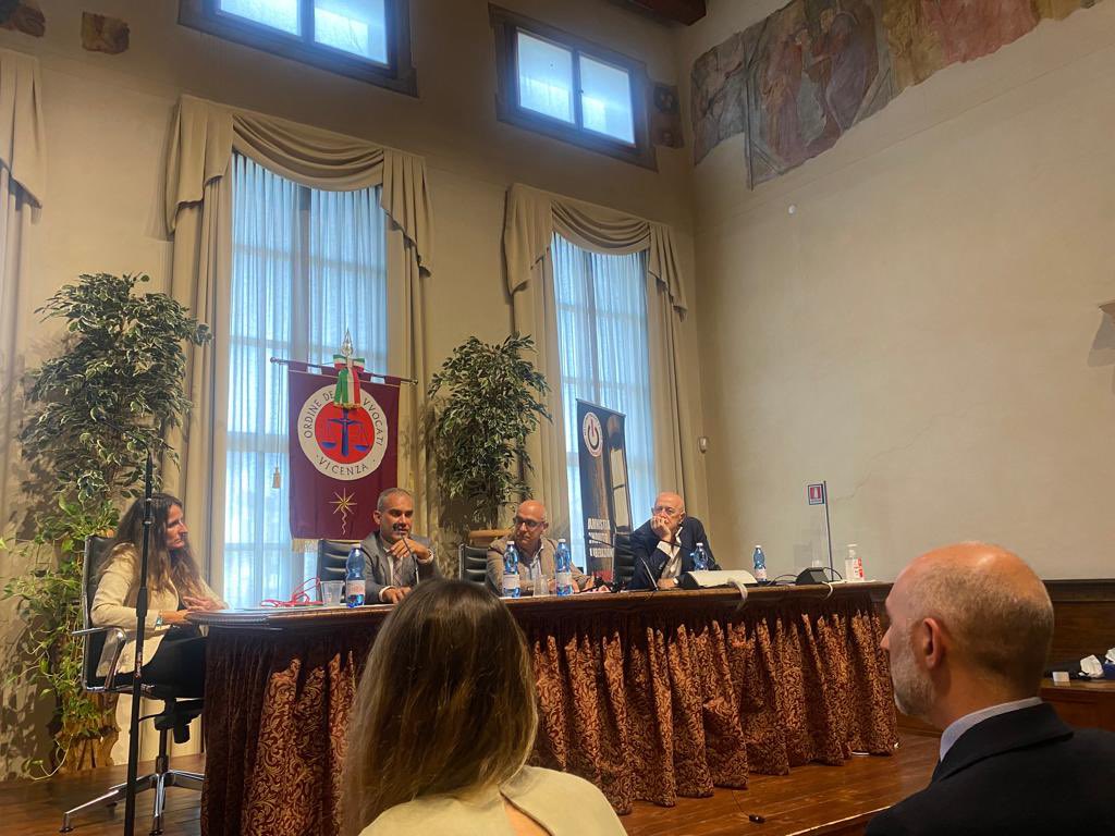 AleMoscatelli's tweet photo. Oggi, Nessuno Tocchi Caino, la Camera Penale Vicentina @OrdineAvv_Vi hanno visitato la Casa Circondariale di #vicenza.Ringrazio @HandsOffCain_It, @ritabernardini e Sergio D’Elia  oltre alla @CameraPenale Vicentina per la splendida iniziativa. https://t.co/bFy8B6Lq3K