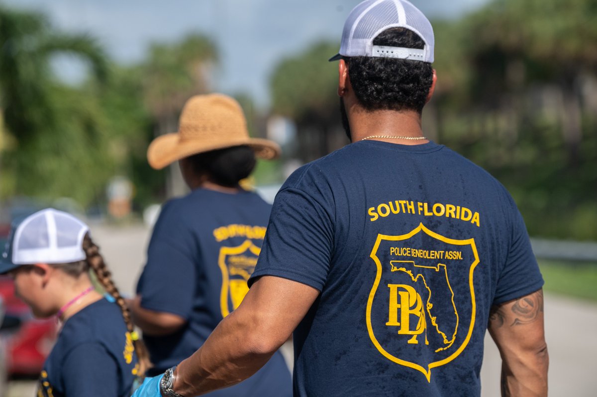 SouthFloridaPBA's tweet photo. Members of the @SouthFloridaPBA staff volunteering at @KMCabreraFL #LetsCleanThingsUp event. Keeping our community clean and safe ☺️💪
#pba #sflpba #mdpd #mdcr #911dispatcher #firstresponders https://t.co/OR8PVZzyZT
