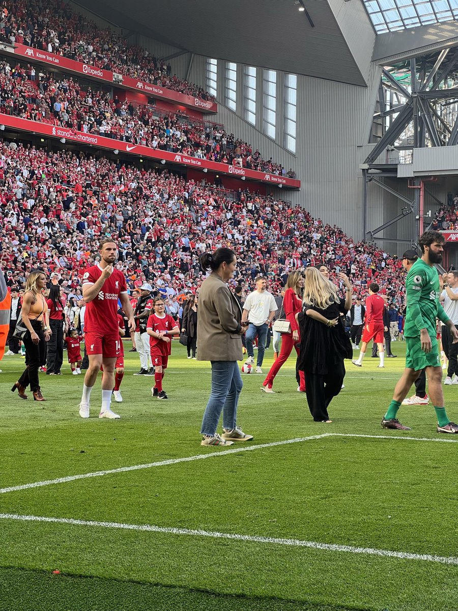 mottram98's tweet photo. @JHenderson omg 😱 I’m sobbing real tears thank you for the last 12 years https://t.co/stLWai8JvX