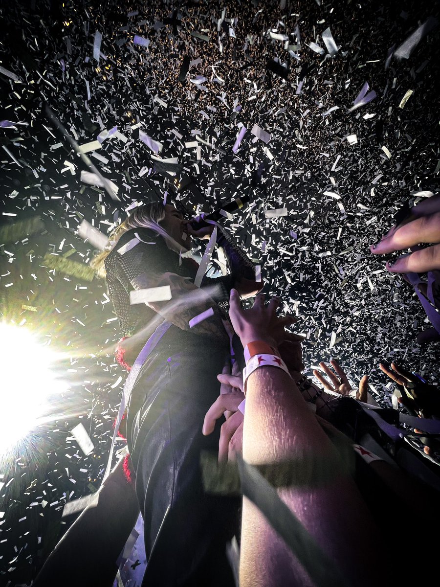 cherryredawsten's tweet photo. still can’t believe #FOBTampa yesterday was real. @falloutboy https://t.co/iO53CYm4Qg