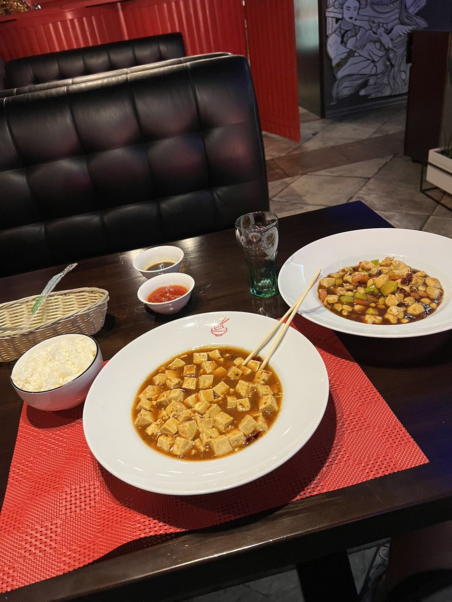 Я вийшов з дому, цілеспрямовано пішов в китайський ресторанчик, замовив собі усе це і всотав. Тепер я один велетенський задоволений дамплінг