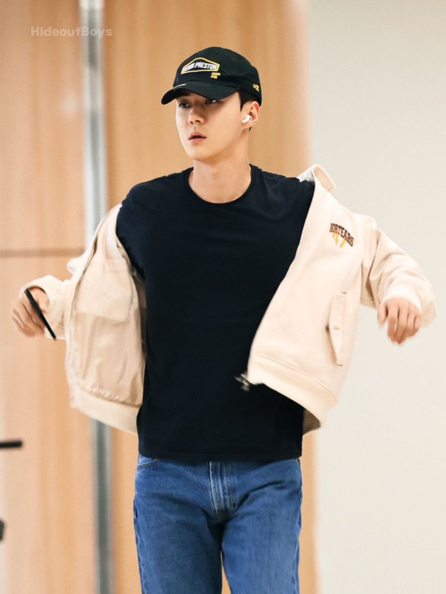 milkteus's tweet photo. life is a photoshoot and everyday is a runway for sehun https://t.co/Nh1WQO7OAf