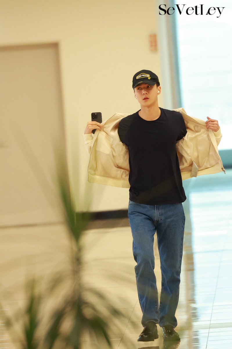 milkteus's tweet photo. life is a photoshoot and everyday is a runway for sehun https://t.co/Nh1WQO7OAf