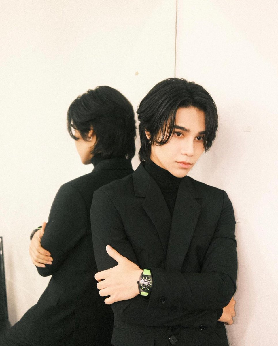MapleSATs's tweet photo. 260723 Jeff in Instagram post by styledbyartery
@jeffsatur wearing @.pmith for @.franckmuller_sea @.pendulumthailand
#JeffSatur
#FranckMullerSEA
#PendulumTH
#MasterofComplications
Make-up @.makeupbyrasika
Hair @.winchattra
Style Asst @.spnn.ap
#StyledByArtery https://t.co/llJwIMlb5Z
