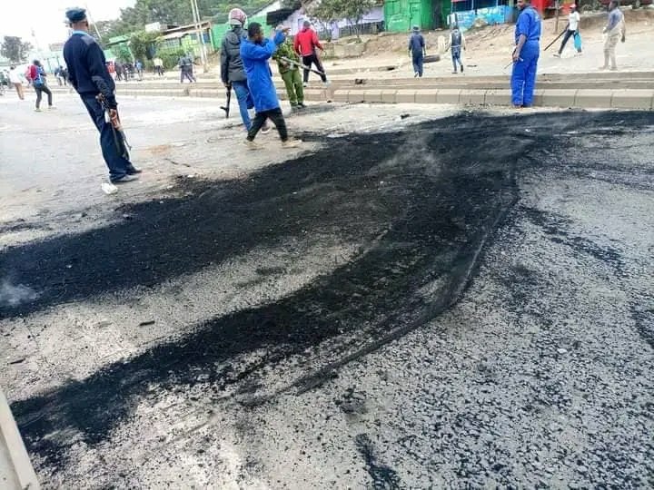 _Diplomaat's tweet photo. This is the second day a section of youth gangs from Eastlands are fighting one another causing disturbance at the Outering Road and hurting innocent road users! Avoid it if you can, Governor Sakaja should talk to them.
@SakajaJohnson
@MikeSonko
Kisii president Ruto Dj Afro https://t.co/wTrLQ50F4J