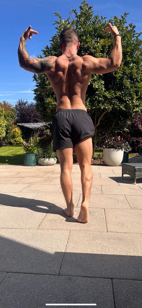 Buildwithcon's tweet image. I’m Connor, I’m an aspiring body builder. 
As you can see I’ve transformed myself and continue to transform daily. 

Follow my TikTok for inspiring videos, check out my transformation so far, and feel free to ask questions. 

tiktok.com/@confitness?_t…