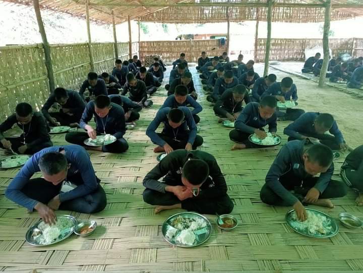 NwayMar12's tweet photo. ကျွန်တော်တို့ရဲဘော်တွေက ထမင်းစားဖို့အတွက်အသက်ရှင်သန်နေတာမဟုတ်ဘူး။အလုပ်လုပ်ဖို့အတွက်ထမင်းစားနေကြတာပါ။ #Myat Thu https://t.co/1atH5seqRx