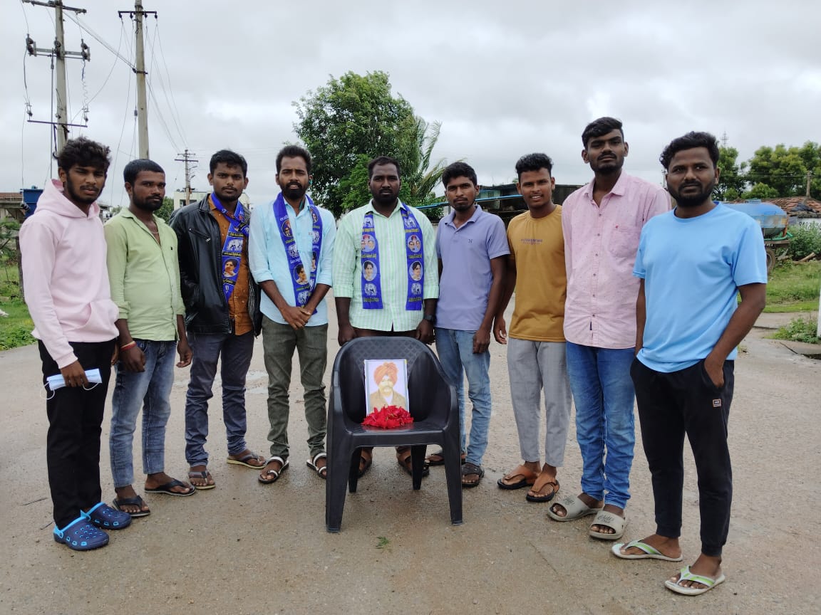 Bsp4G's tweet photo. బిఎస్పీ మార్కుక్ మండల కమిటీ ఆధ్వర్యంలో 
రిజర్వేషన్ డే వేడుకలు

బహుజన్ సమాజ్ పార్టీ మార్కుక్ మండల అధ్యక్షులు ఇసకంటి బాబు గారి అధ్యక్షతన మండల కేంద్రంలో రిజర్వేషన్ వేడుకలు నిర్వహించడం జరిగింది

#bsp
#BSP4Telangana #Reservationday #bspgajwel #Sahumaharaj https://t.co/XSBTIqGO8R