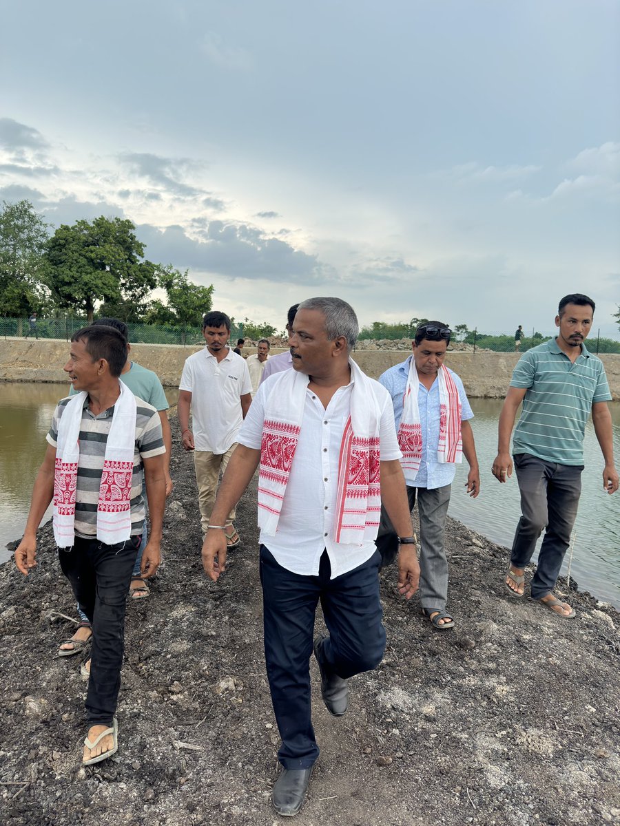 Mrinal_MLA's tweet photo. Wetlands plays crucial role in mitigating #climatechange and preserving #biodiversity .The concept of Amrit Sarovars envisioned by HPM @narendramodi ji will be a gamechanger on this path.Glad to be present in the inauguration ceremony of Rojapukhuri Amrit Sarovar by Hon Ministers @AjantaNeog and @RanjeetkrDass today.