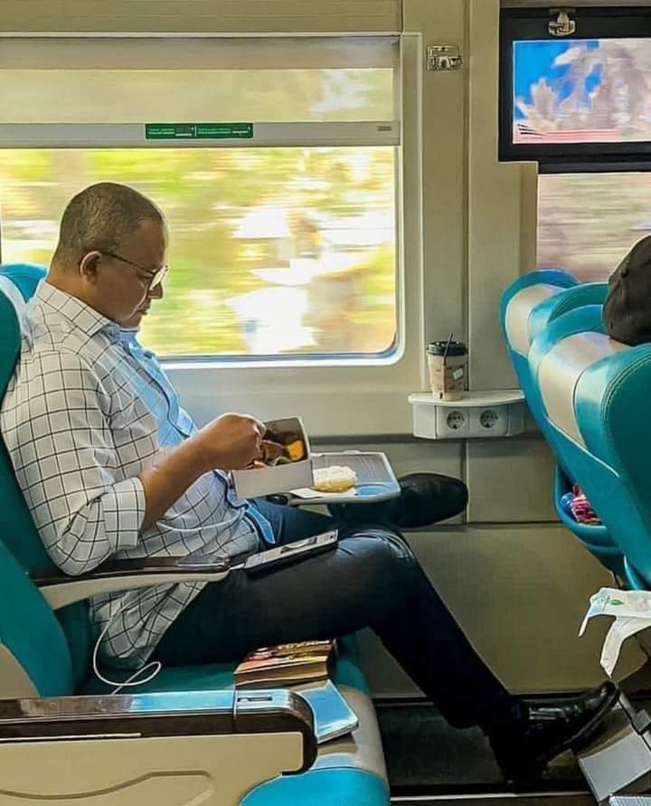 ike_hw71's tweet photo. Alat transportasi itu KAKI, Boss...
Koq naik kereta api? https://t.co/Pu98fMiweY
