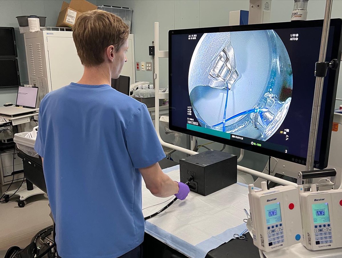 🪡🧵Bariatric endoscopy fellow @BiDanse & 1st-year #BrighamGIFellow Erik Hasenoehrl practice endoscopic suturing using a simulator under the guidance of our Associate Director of Bariatric Endoscopy & #BrighamGIFaculty Dr. Jirapinyo @SighPichamol ⏱️ #BWHBariatricEndo…