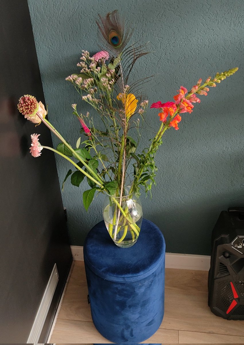 Ben je druk bezig met schoonmaken staat er iemand met een bosbloemen voor de deur als blijk van waardering, omdat ik haar dochter zovaak heb opgevangen. #ditmaakthetverschil