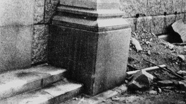 InformaCosmos's tweet photo. Lo que parecería ser una sombra o una simple mancha oscura sobre las escaleras en realidad es la huella que dejó el cuerpo de una persona al ser vaporizada por la explosión de las bombas atómicas lanzadas sobre Hiroshima y Nagasaki en 1945.

Las personas que estuvieron demasiado cerca al momento de la explosión literalmente se hicieron polvo instantáneamente y debido a la fuerza liberada sus cenizas quedaron "grabadas" en superficies cercanas. La temperatura superó el millón de grados centígrados. 

Nadie, ni los científicos del proyecto Manhattan, ni el presidente Truman, ni Paul Tibbets, el comandante del Enola Gay que contenía la bomba, ni el emperador Hirohito, pero sobre todo, ninguno de los habitantes de Hiroshima incluyendo el hombre sentado a la entrada del banco, podían sospechar el efecto devastador que tendría aquel artefacto y que partiría la historia del mundo en dos.

A las 8:15 de la mañana "Little Boy" estalló 600 metros antes de alcanzar el suelo y la tierra ardió en pocos segundos.

La bomba atómica, la primera jamás caída sobre una población civil.

Miles de personas se esfumaron por el calor en un radio de un kilómetro. Entre ellos estaba el hombre sentado esperando que abrieran el banco, pero nunca la muerte.
