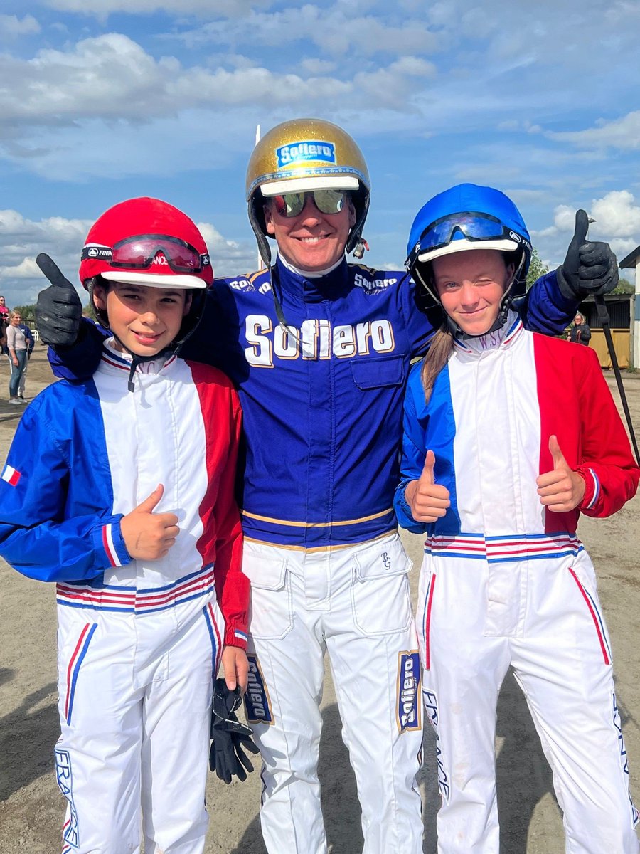 Paris_Turf's tweet photo. Mardi soir, à Jägersro, à l’issue des deux manches de la World Summer Cup du trot à poneys, la France représentée par Axel Fossard et Cléo Lallemand a viré en tête du championnat 🔥💪🏻
RDV le 26 août à Cagnes-sur-Mer pour la finale 🤩 👉🏻 https://t.co/yRG4aJRycc https://t.co/C4jlra5Cut