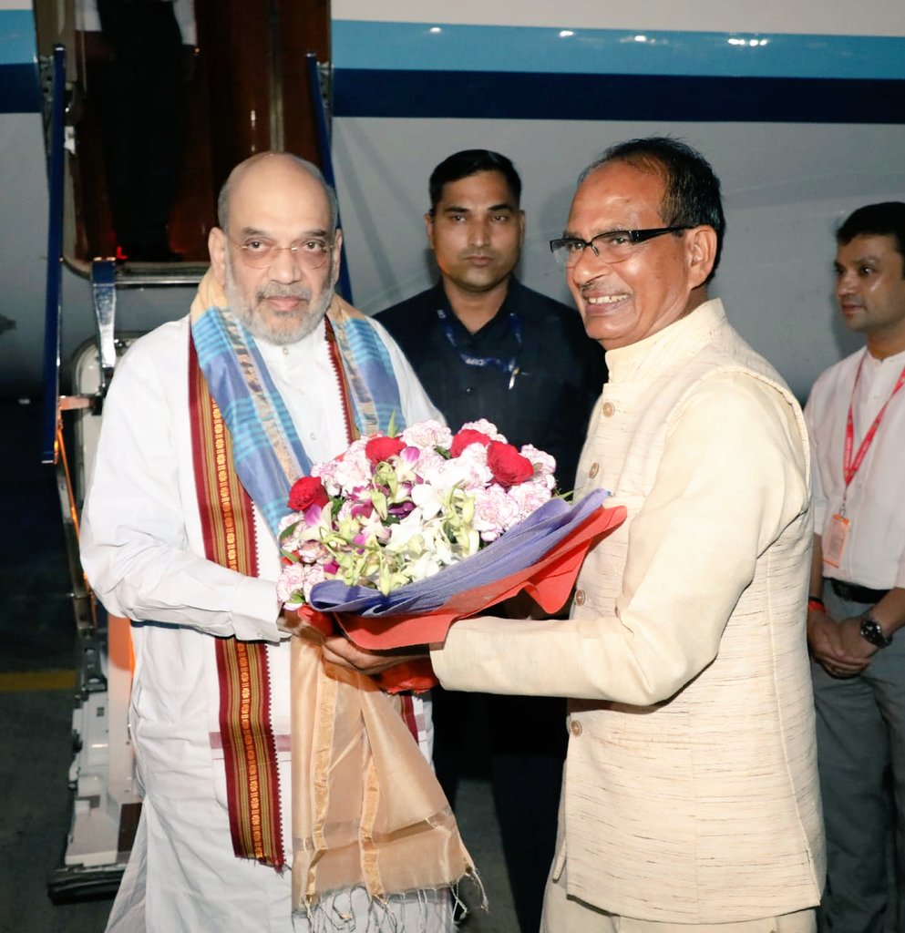 CMMadhyaPradesh's tweet photo. केंद्रीय गृह एवं सहकारिता मंत्री माननीय श्री @AmitShah जी के भोपाल आगमन पर मुख्यमंत्री श्री @ChouhanShivraj ने राजकीय विमानतल पर पुष्प गुच्छ भेंट कर उनका आत्मीय स्वागत किया। https://t.co/XVNHPlgGd1