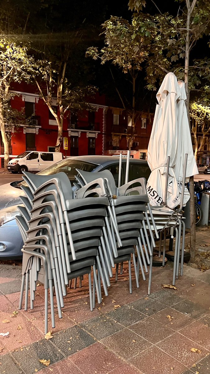 Los hosteleros se apropian con las terrazas de lo que es nuestro, de todos, las calles.
Pero su tesoro de mobiliario de propaganda cervecera que no lo toque nadie. Sus sacrosantas propiedades de plástico, bien protegidas con cadenas (con las que mañana despertarán al vecindario).