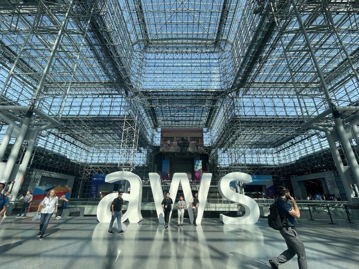cloudn00b's tweet photo. AWS NY Summit #awsnysummit #aws https://t.co/7R8ceKMMWN