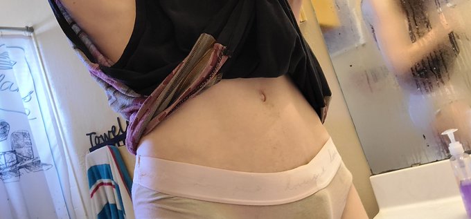 I guess the TL can have girlbulge today,, as a treat.  It is hump day, after all 🤭🤭 https://t.co/PQj